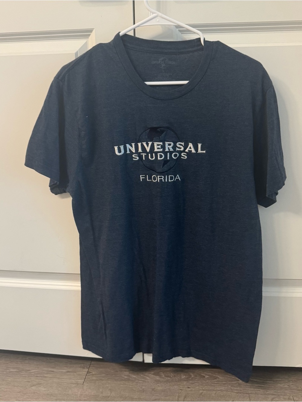 Universal Studios Orlando Florida blue embroidered tee shirt large